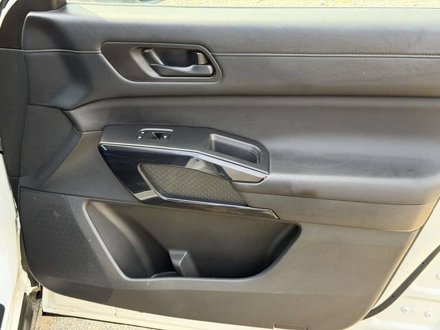 Used 2025 Nissan Pathfinder SV FWD image 10