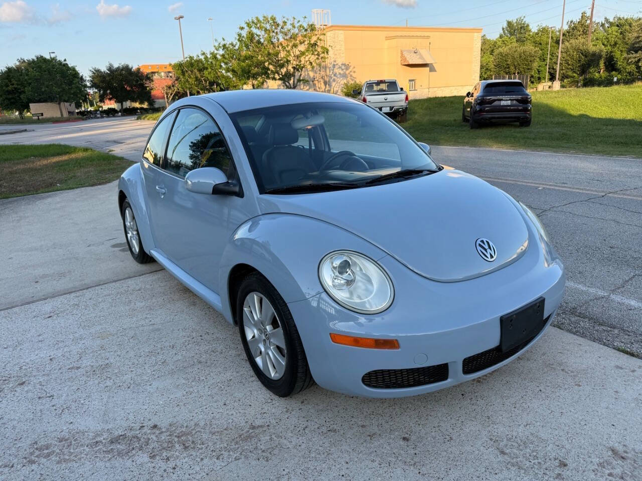 Used 2010 Volkswagen Beetle Coupe FWD image 5