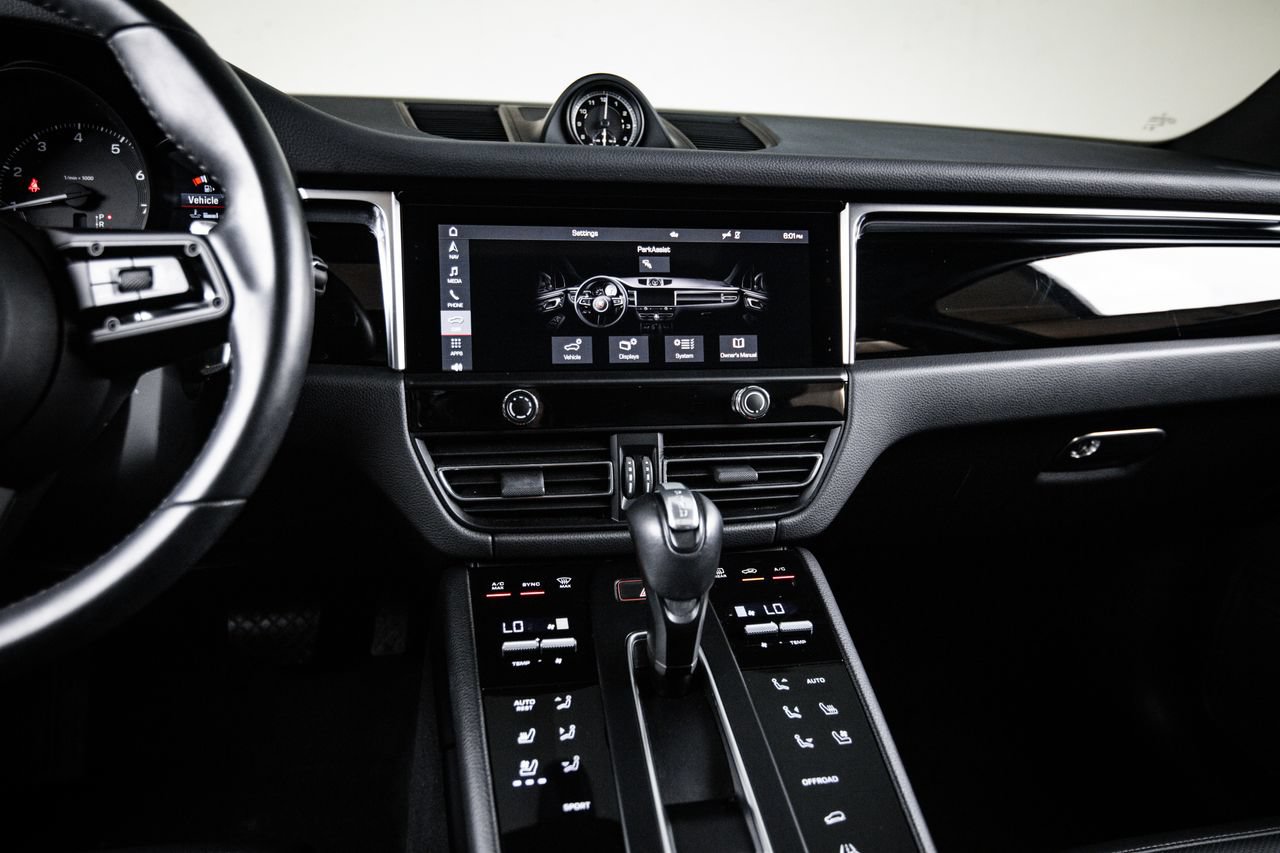 Certified 2023 Porsche Macan AWD/4WD image 19