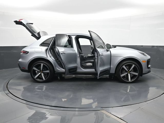 Certified 2025 Porsche Macan AWD/4WD image 34