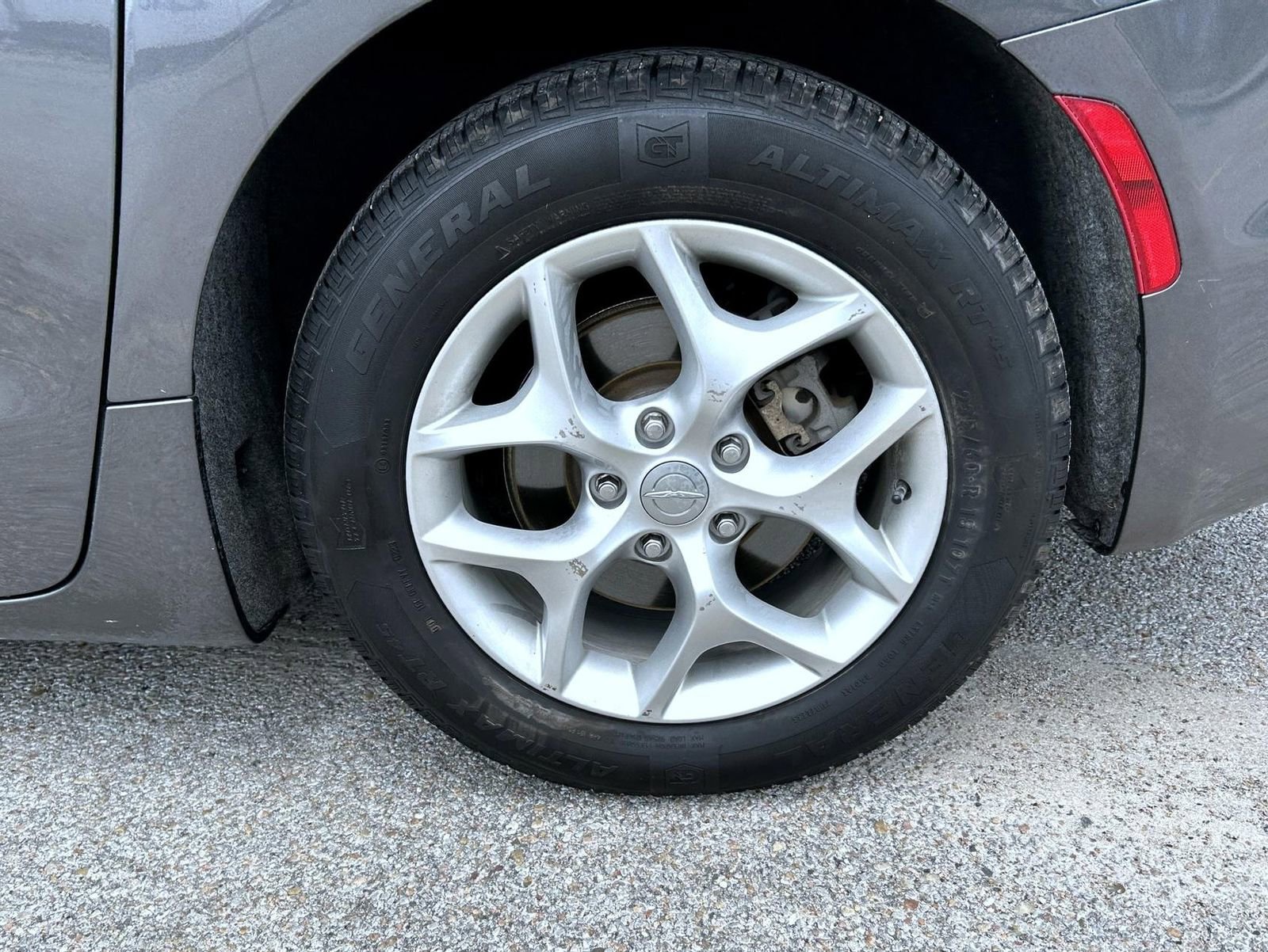 Used 2019 Chrysler Pacifica Touring Plus w/ Tire & Wheel Group FWD image 23
