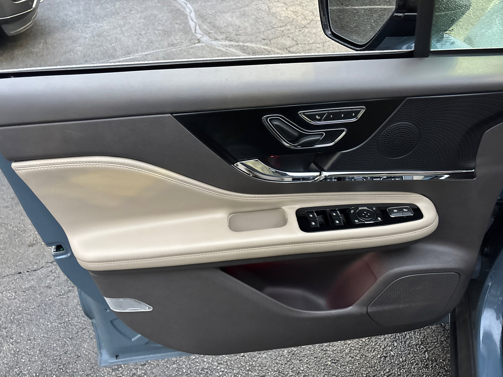 Certified 2023 Lincoln Corsair FWD w/ Equipment Group 101A image 11