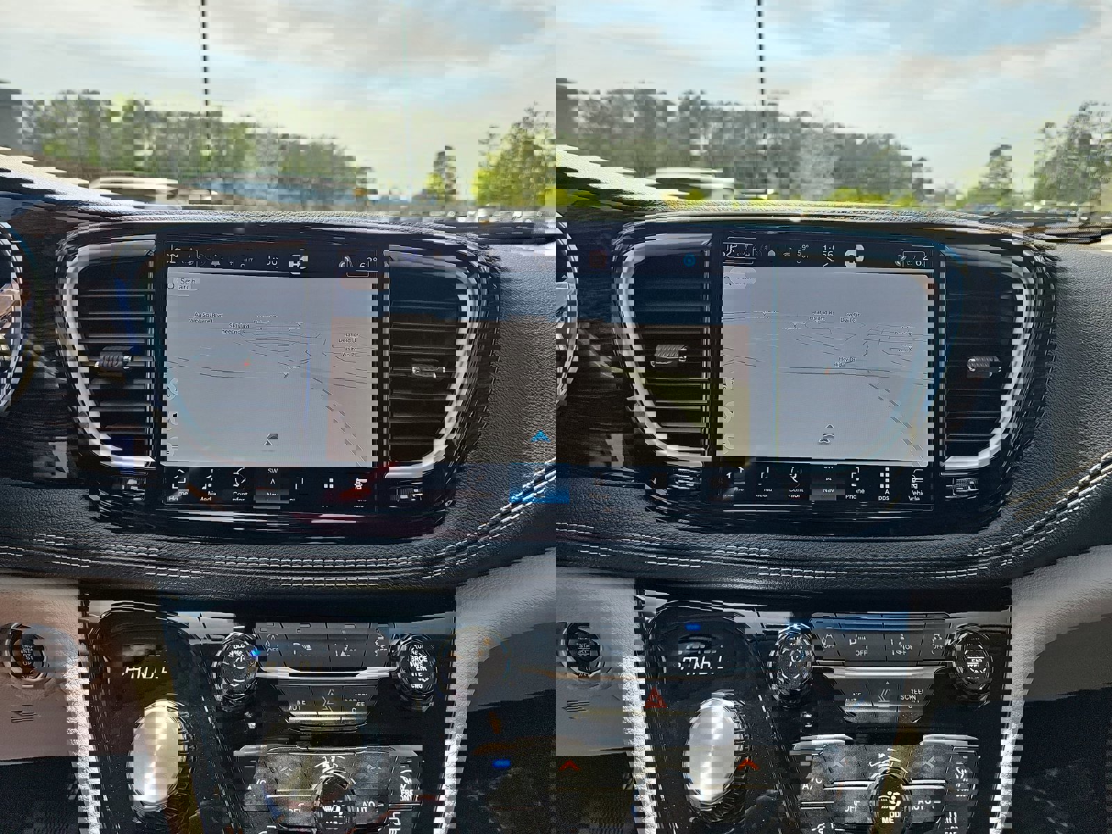 Used 2023 Chrysler Pacifica Limited w/ Uconnect Theater Family Group image 24