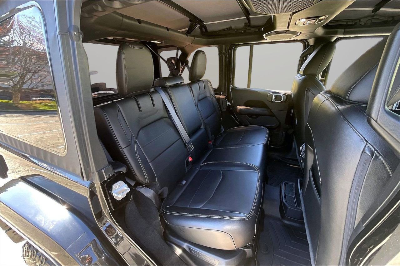 Used 2022 Jeep Wrangler Unlimited Sahara image 25