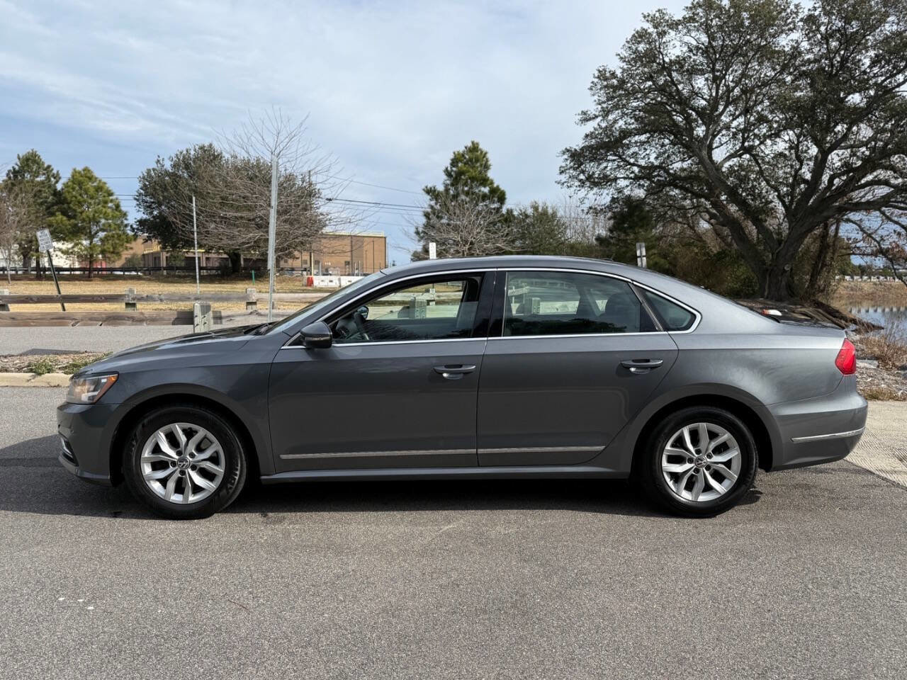 Used 2017 Volkswagen Passat 1.8T S image 8
