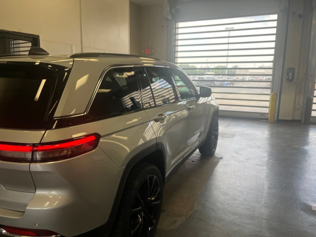 Used 2024 Jeep Grand Cherokee Limited 4xe AWD/4WD image 8