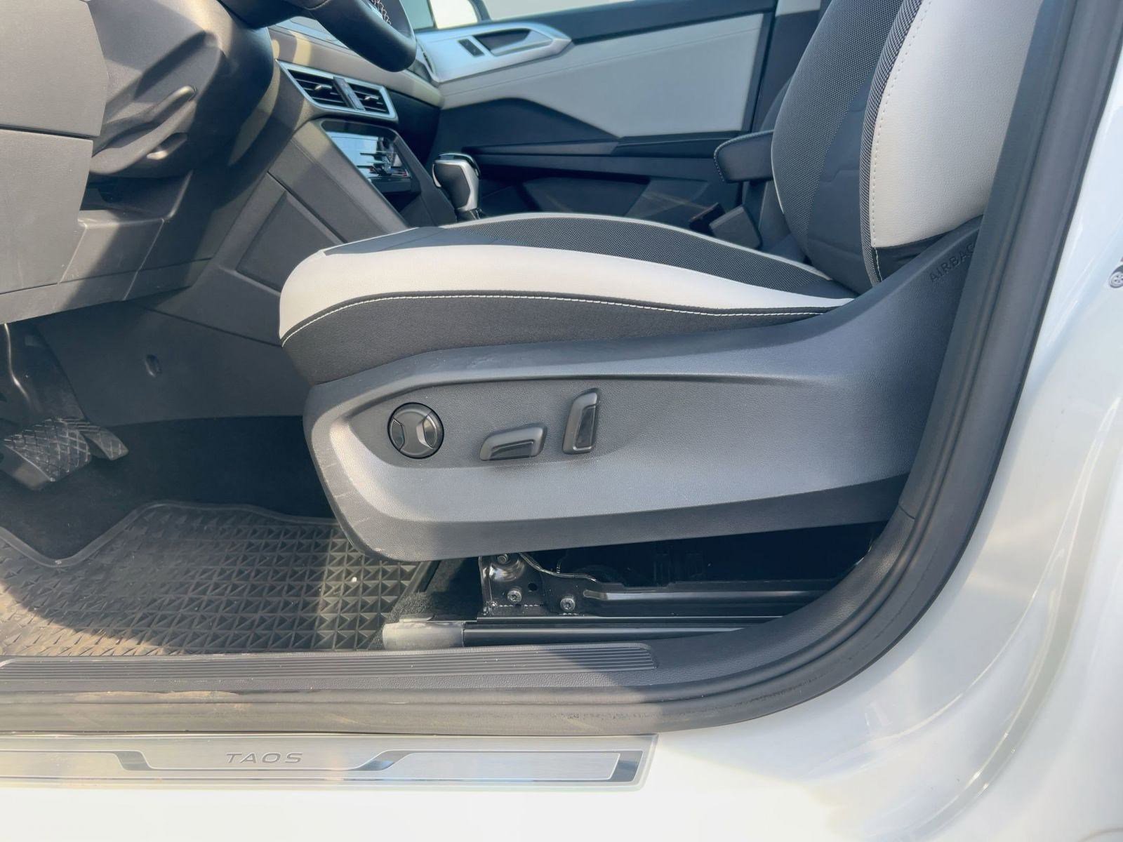 Certified 2025 Volkswagen Taos SE w/ Panoramic Sunroof Package AWD/4WD image 11