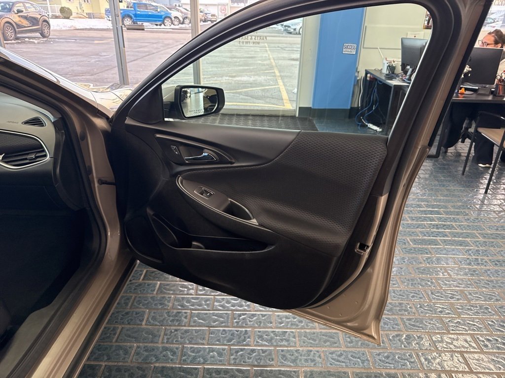 Used 2025 Chevrolet Malibu LT image 9