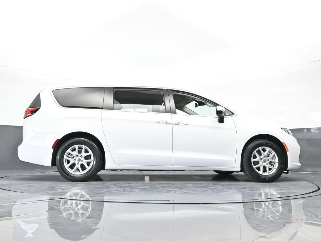 Used 2023 Chrysler Pacifica Touring-L image 61