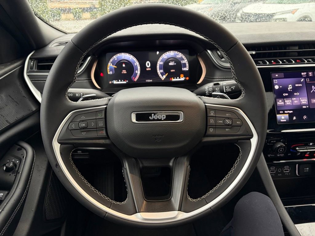 Used 2025 Jeep Grand Cherokee Laredo X image 16