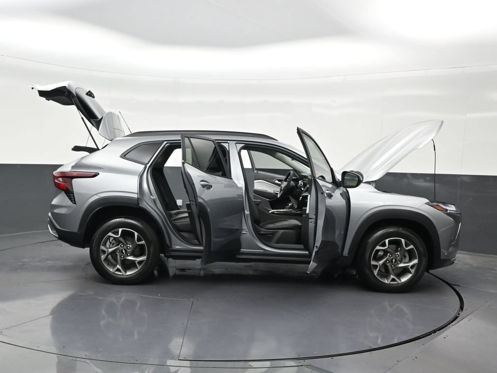 Used 2025 Chevrolet Trax LT FWD image 34