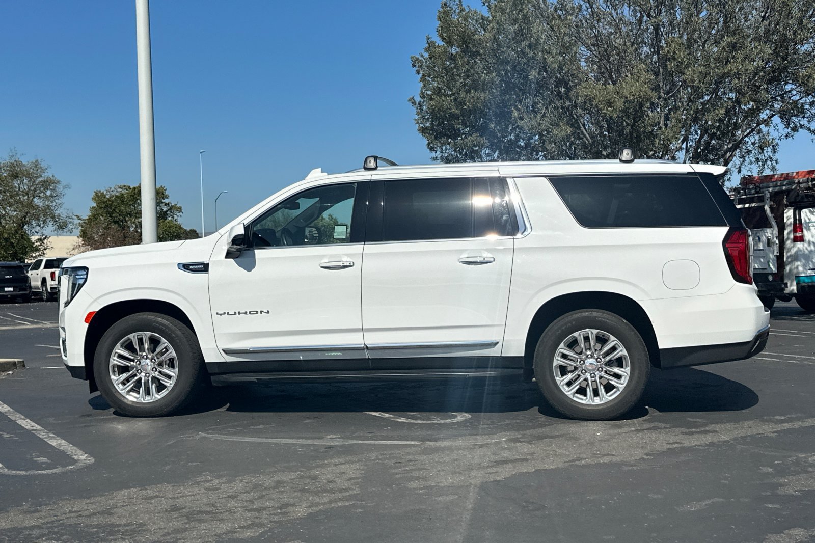Used 2024 GMC Yukon XL SLT w/ SLT Luxury Package AWD/4WD image 7