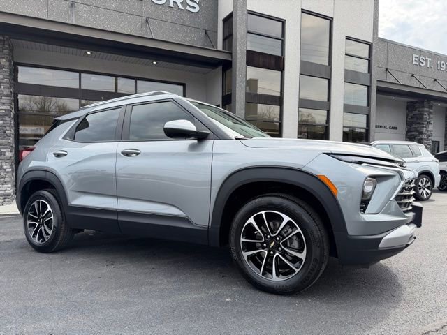 Used 2024 Chevrolet TrailBlazer LT w/ LT Cold Weather Package AWD/4WD image 3