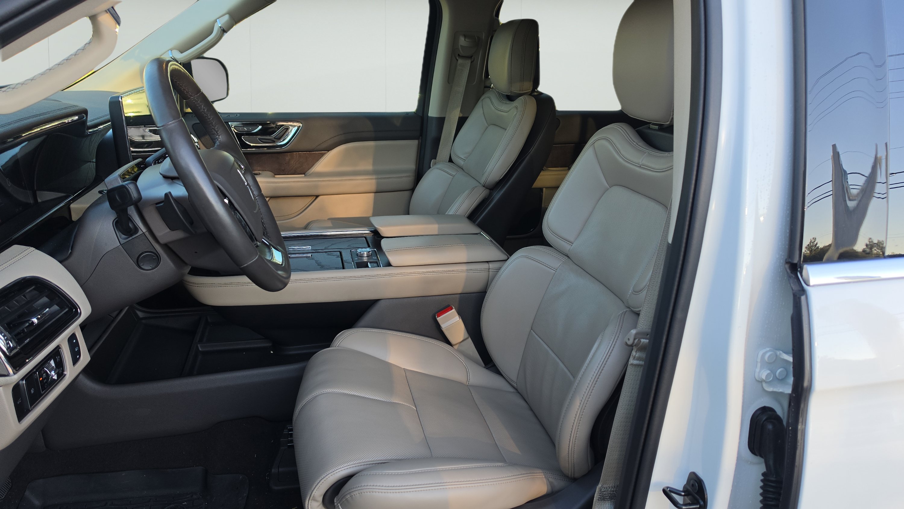 Used 2024 Lincoln Navigator Premiere AWD/4WD image 9