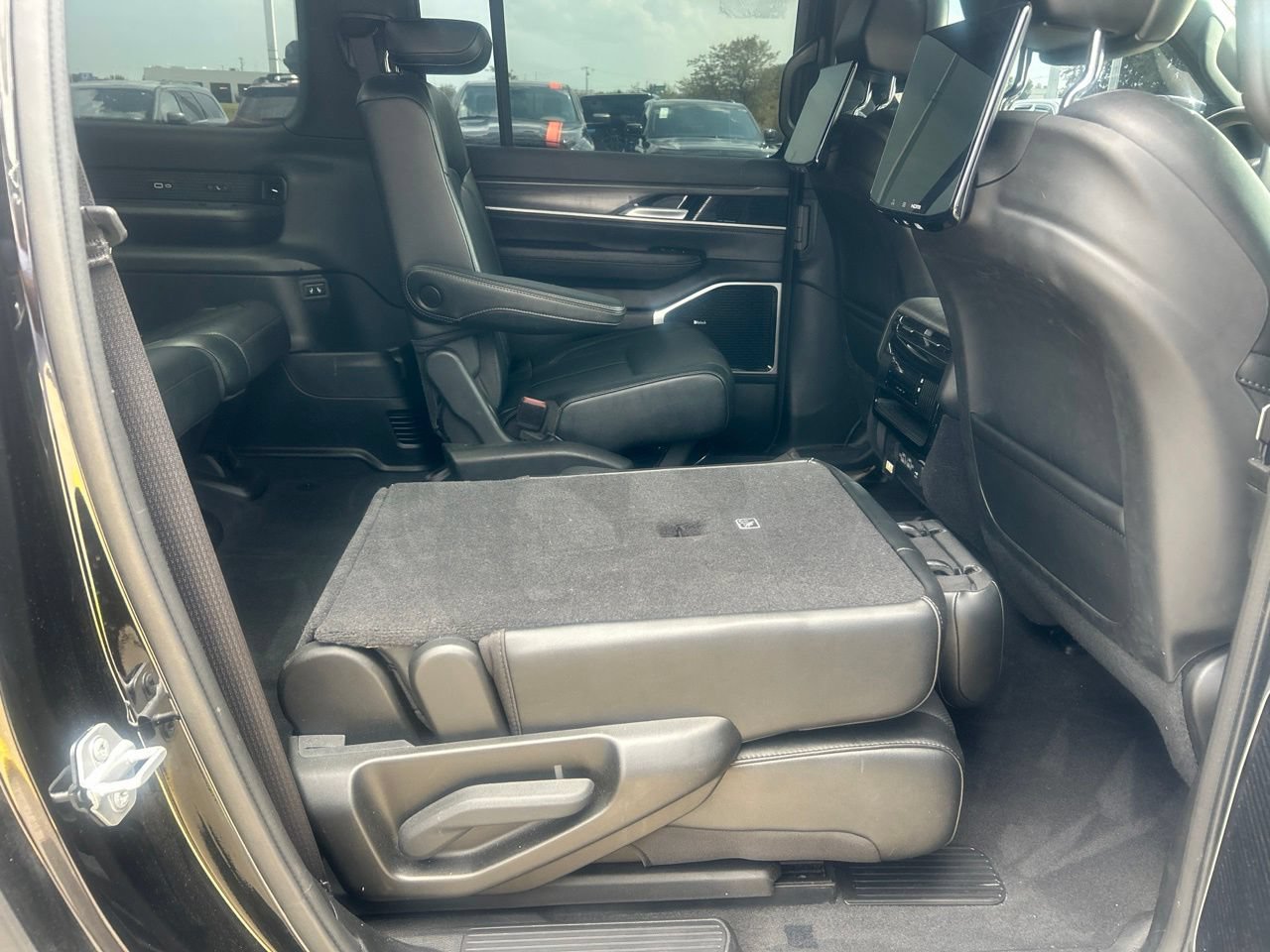 Used 2024 Jeep Wagoneer L Series III w/ Premium Group I AWD/4WD image 14