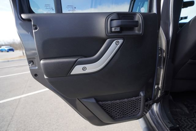 Used 2016 Jeep Wrangler Unlimited Rubicon w/ Connectivity Group image 16