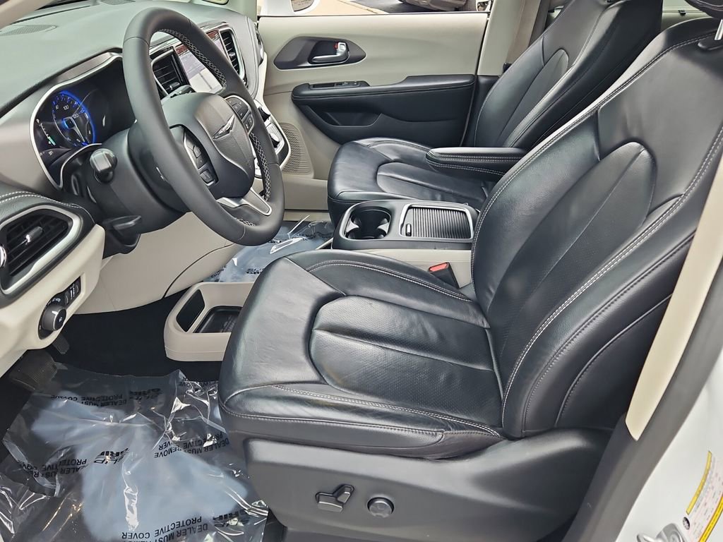 Used 2022 Chrysler Pacifica Touring-L image 11