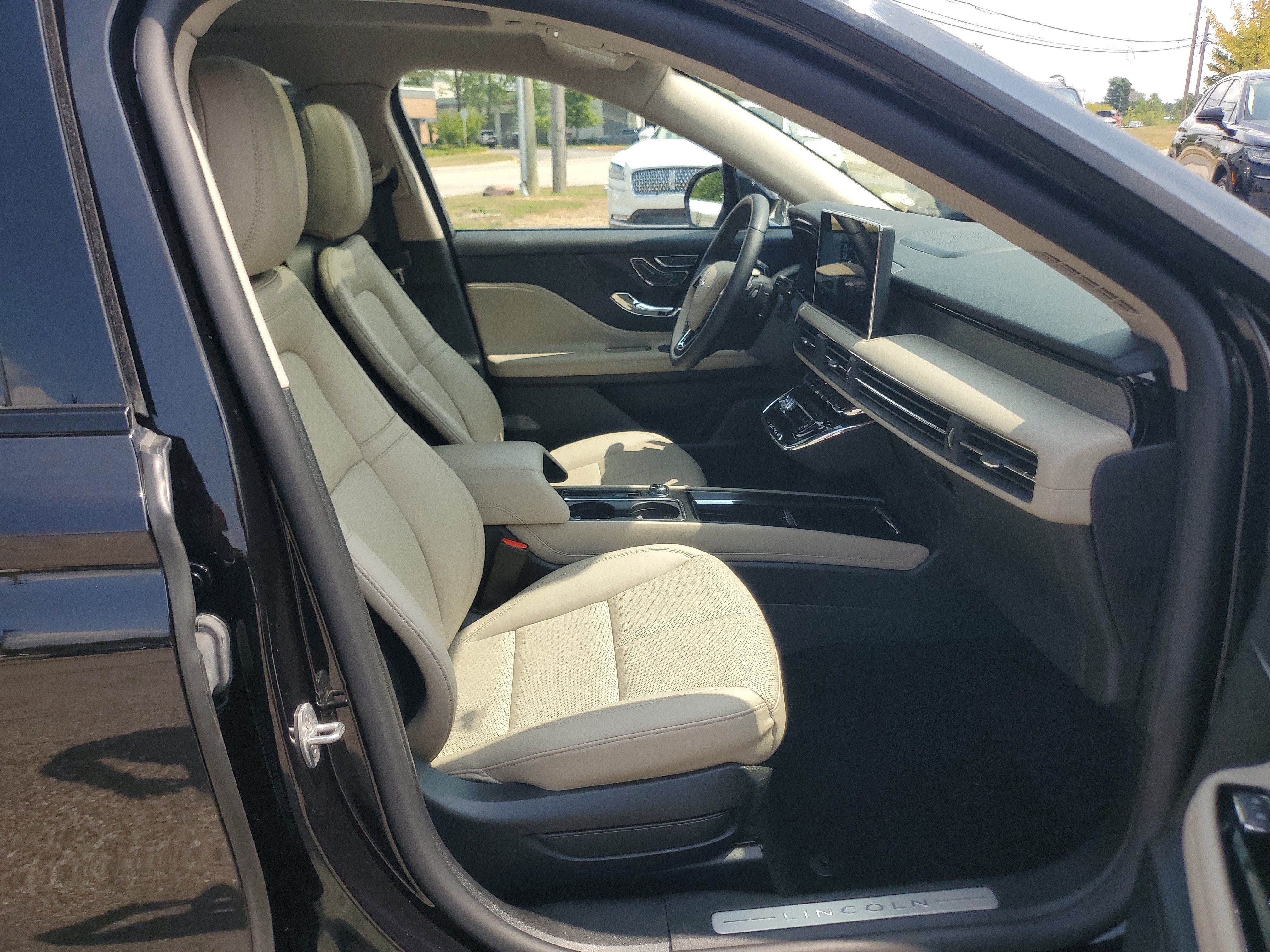 Certified 2025 Lincoln Corsair AWD w/ Equipment Group 101A image 9