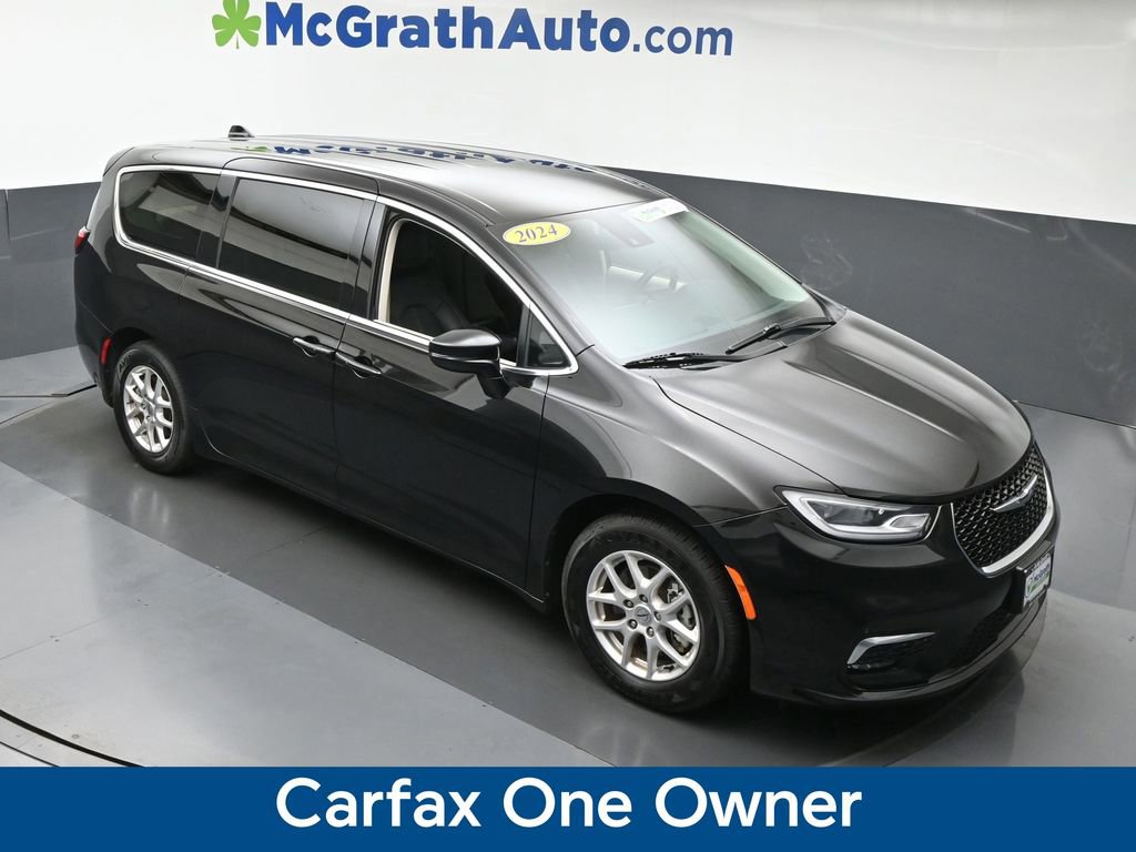 Used 2024 Chrysler Pacifica Touring-L image 3