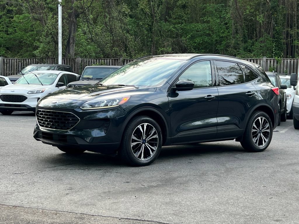 Used 2022 Ford Escape SE w/ SE Sport Appearance Package image 3