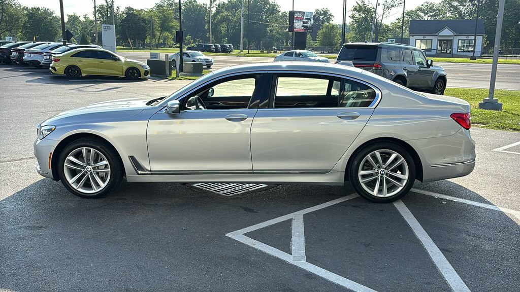 Used 2019 BMW 750i xDrive w/ Autobahn Package AWD/4WD image 3