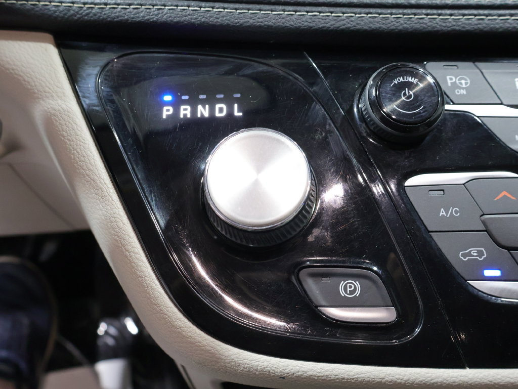Used 2021 Chrysler Pacifica Touring-L FWD image 36