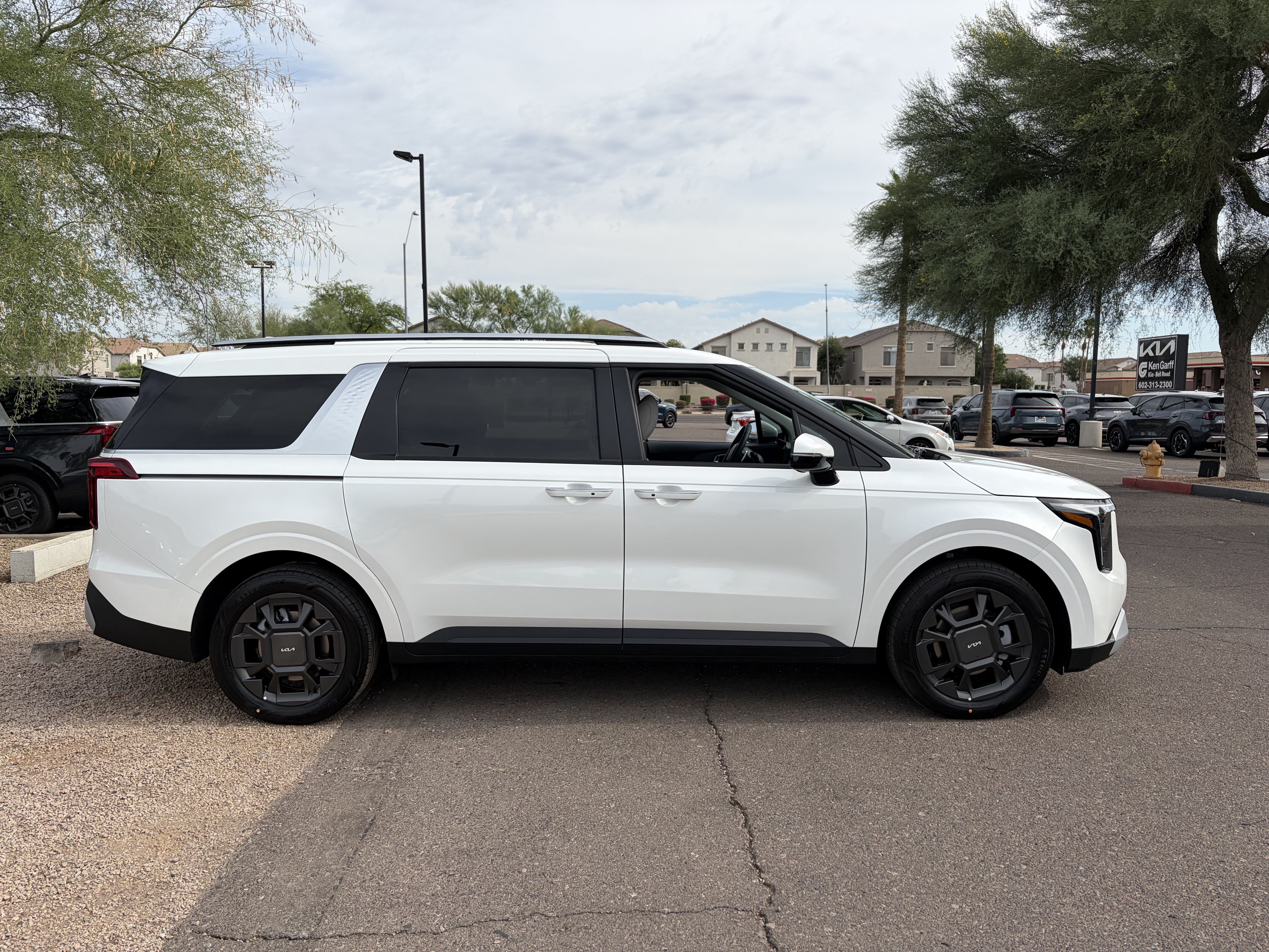 New 2026 Kia Carnival EX FWD image 2