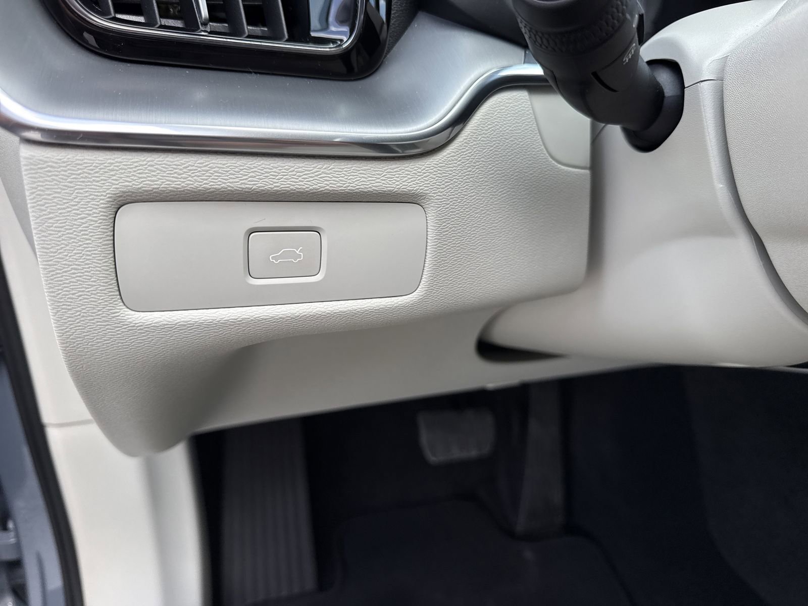 Used 2024 Volvo XC60 B5 Core image 17