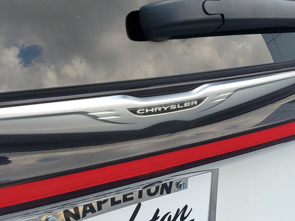Used 2023 Chrysler Pacifica Limited FWD image 28