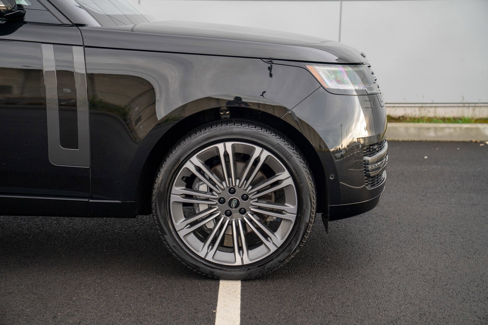 Used 2023 Land Rover Range Rover SE image 9