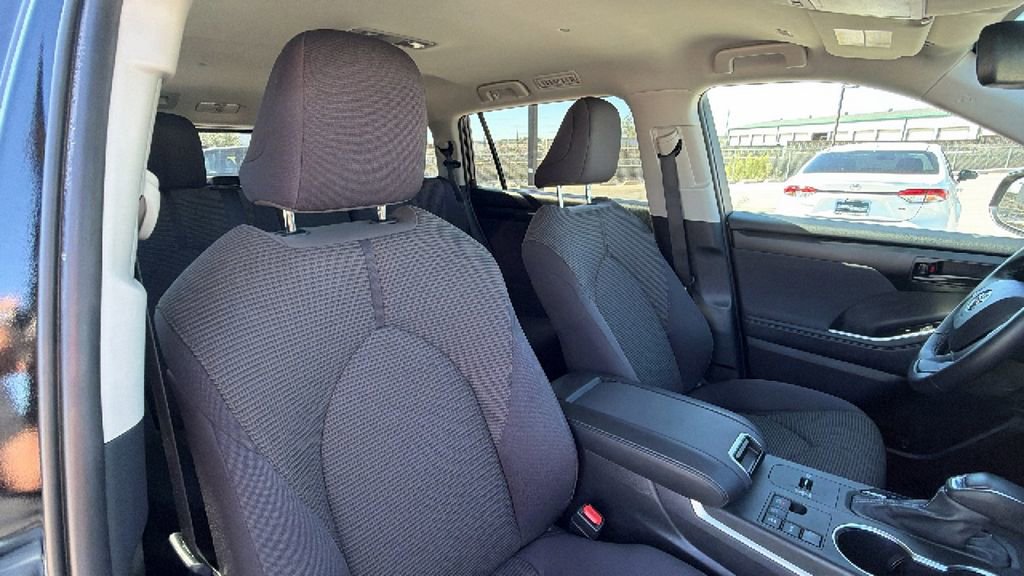Certified 2025 Toyota Highlander LE image 40
