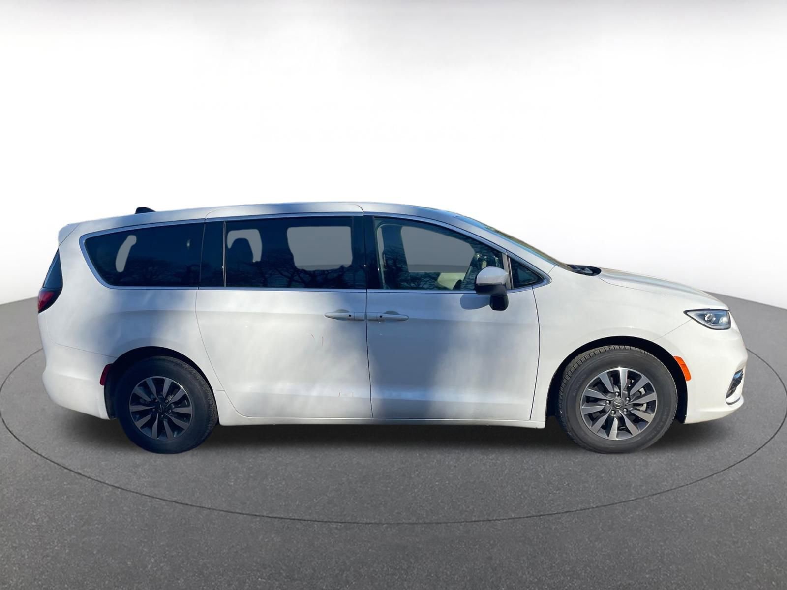 Used 2023 Chrysler Pacifica Touring-L image 18