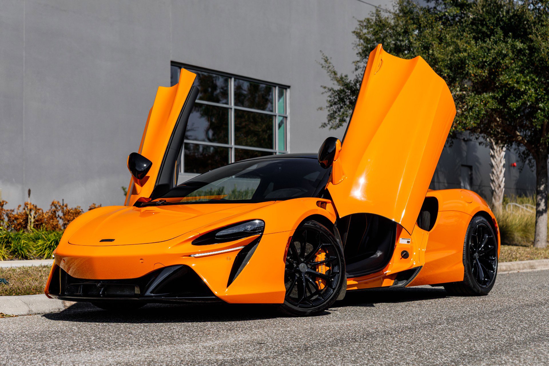 Used 2025 McLaren Artura image 29