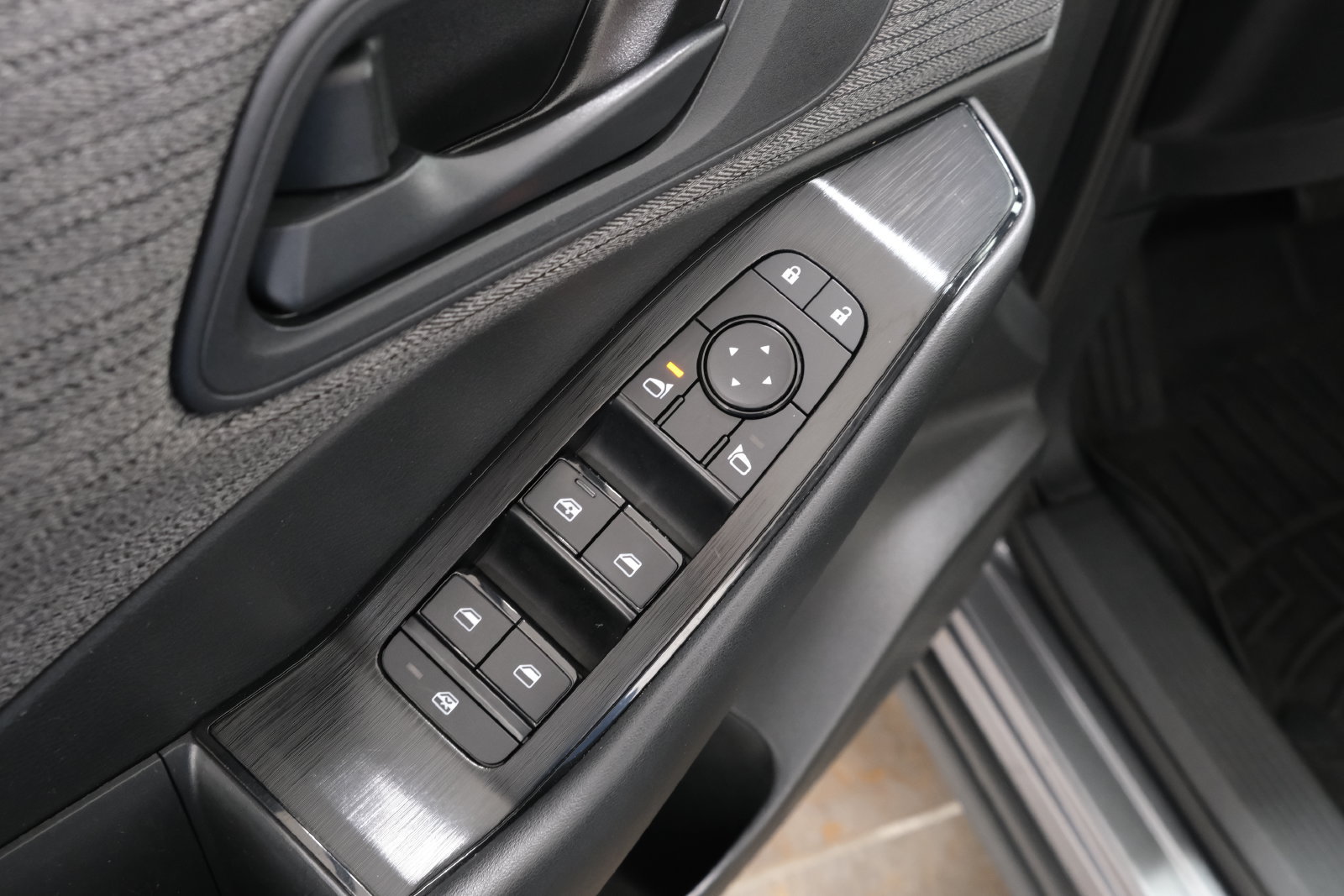 Used 2023 Nissan Rogue S AWD/4WD image 25