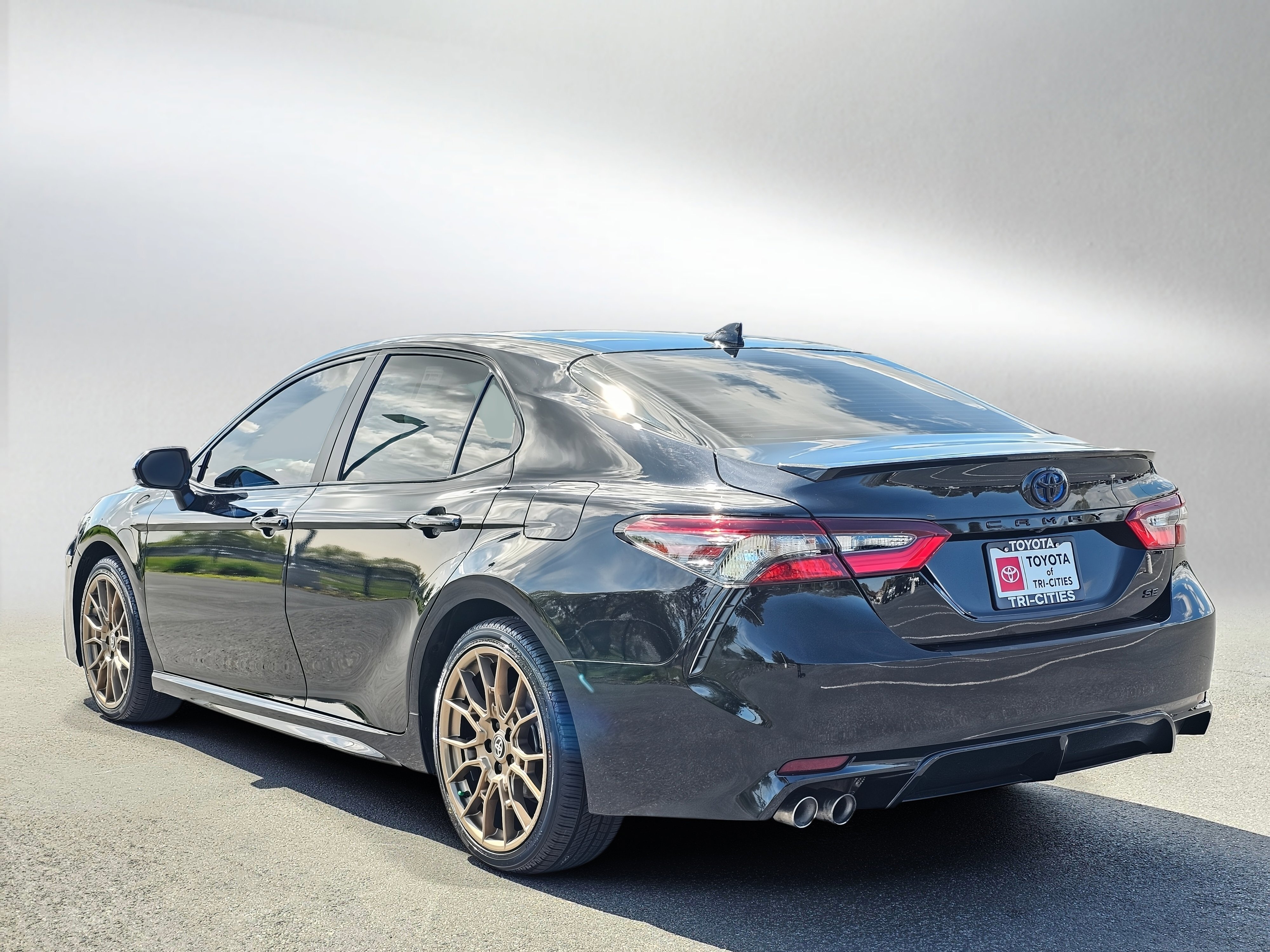 Used 2024 Toyota Camry SE w/ Convenience Package FWD image 3