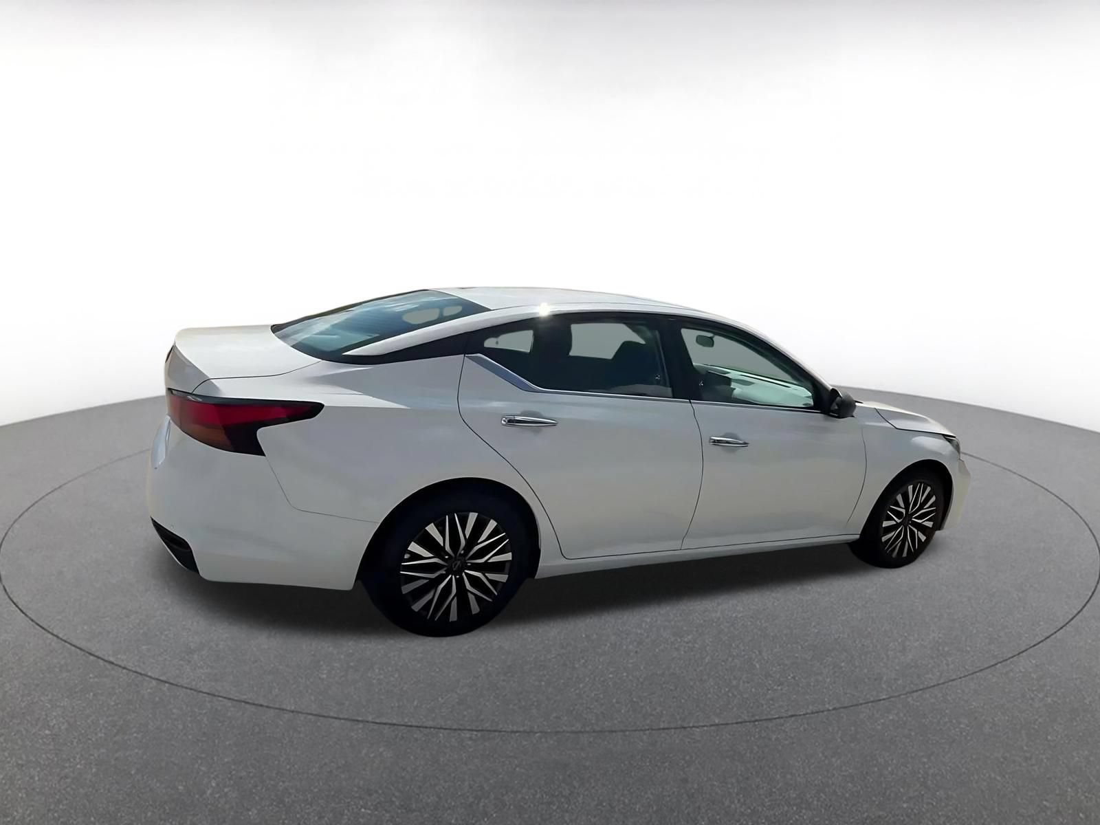 Used 2025 Nissan Altima 2.5 SV FWD image 14