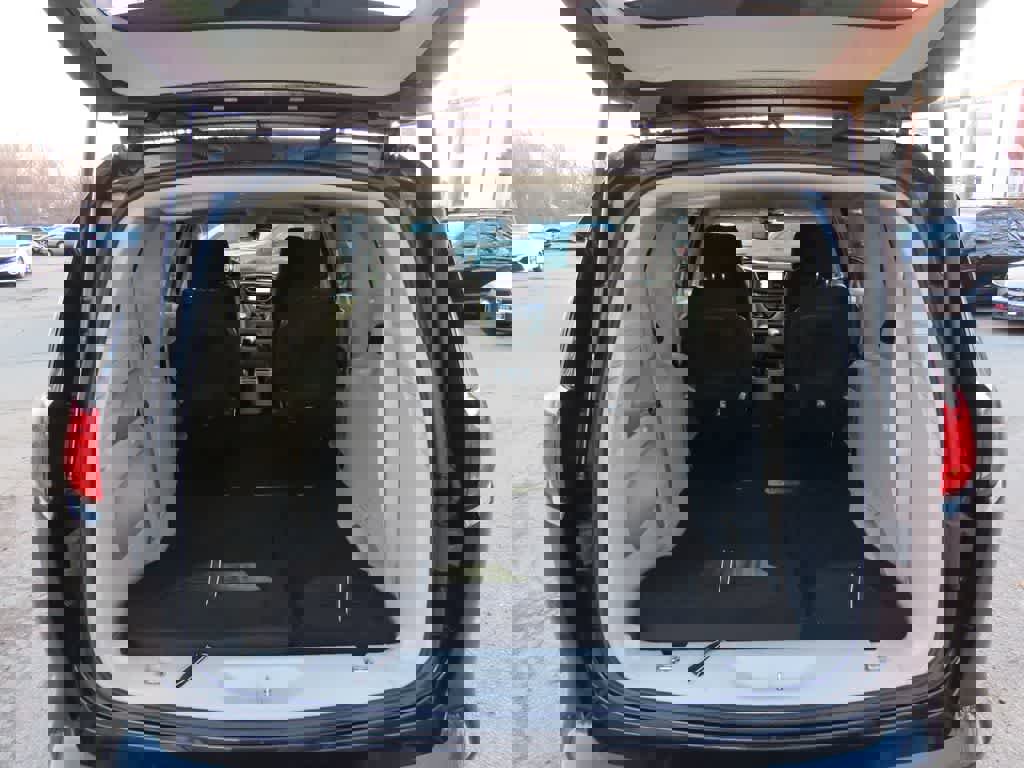 Used 2023 Chrysler Voyager LX image 11