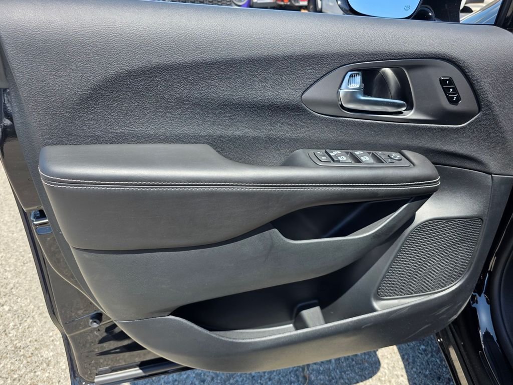 New 2027 Chrysler Pacifica Select w/ Family Tech Group FWD image 8