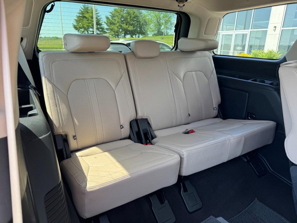 Used 2023 Ford Expedition Limited AWD/4WD image 14