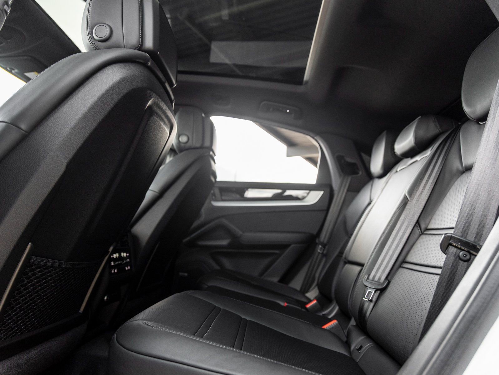 Certified 2025 Porsche Cayenne Coupe image 31