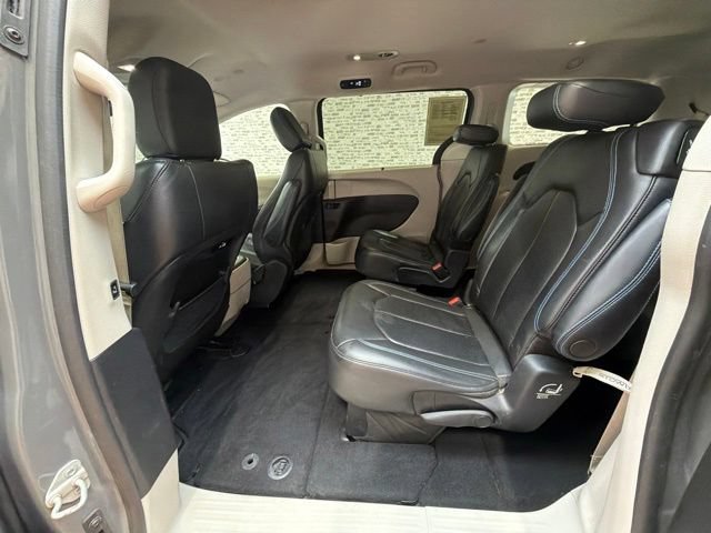 Used 2021 Chrysler Pacifica Touring-L FWD image 15