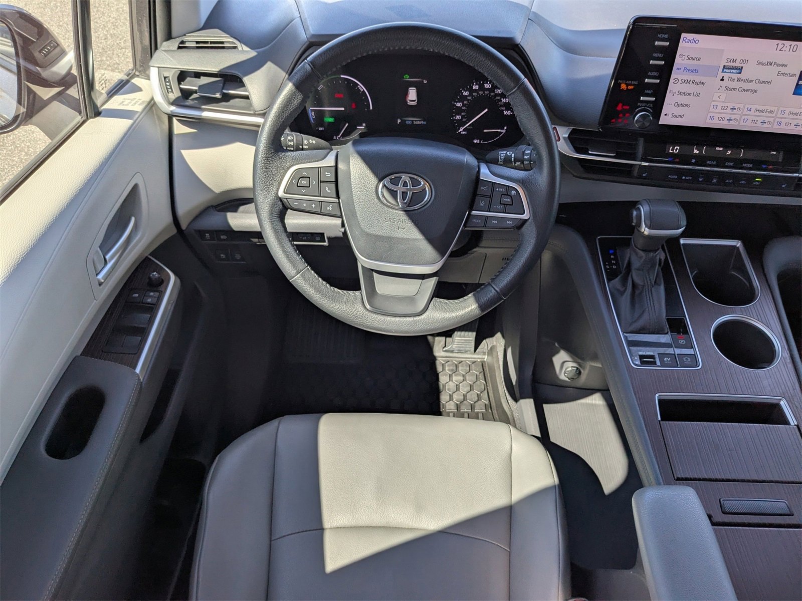 Used 2022 Toyota Sienna XLE image 17