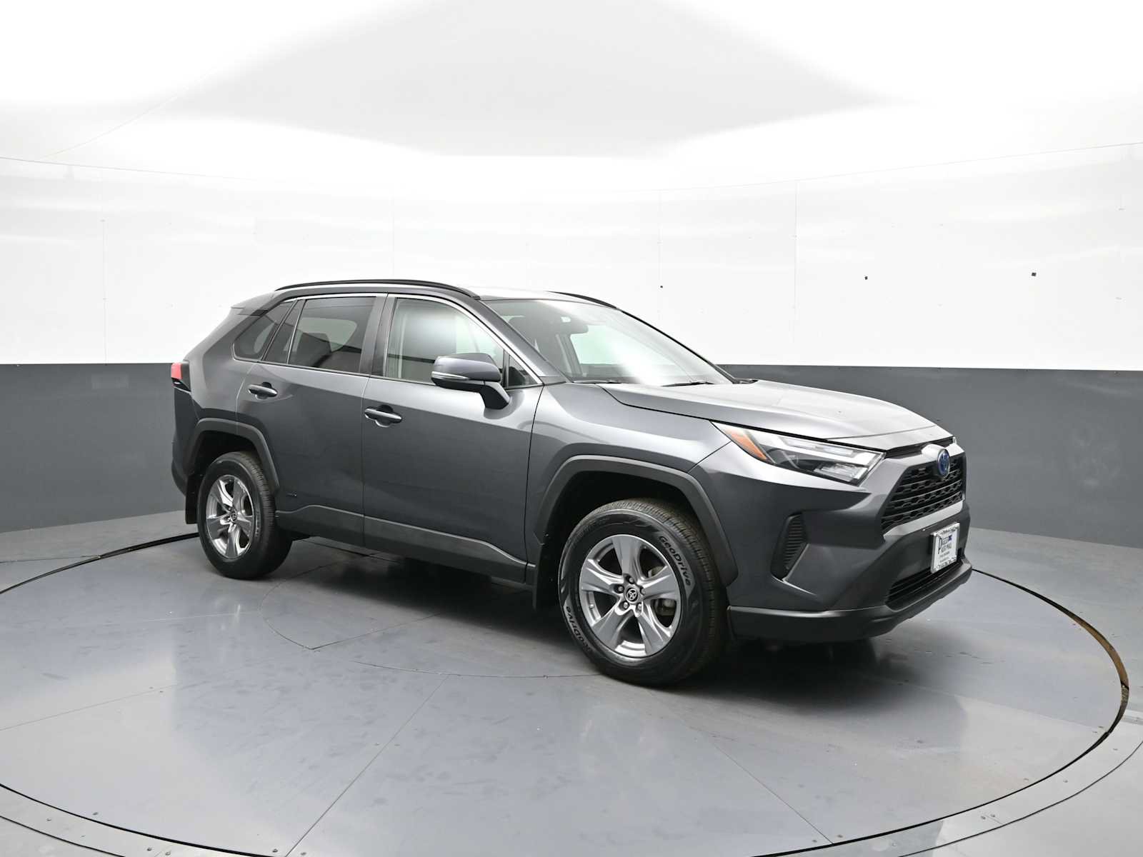 Used 2023 Toyota RAV4 LE AWD/4WD image 4
