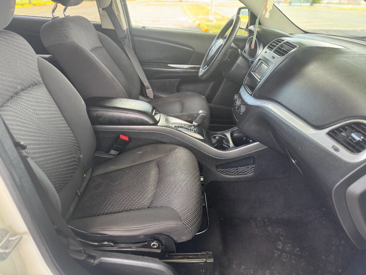 Used 2015 Dodge Journey SXT w/ Flexible Seating Group image 9