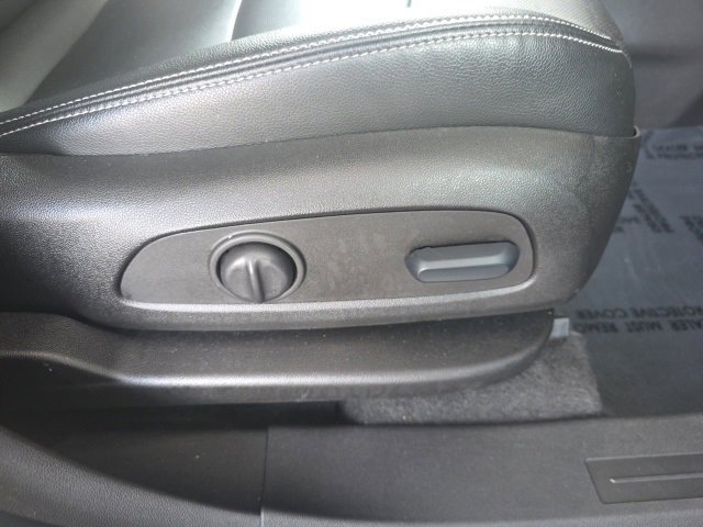 Used 2023 GMC Terrain SLT image 11