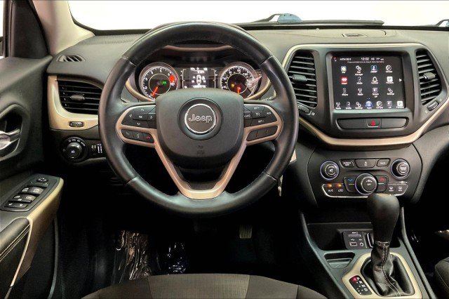 Used 2017 Jeep Cherokee Latitude image 5