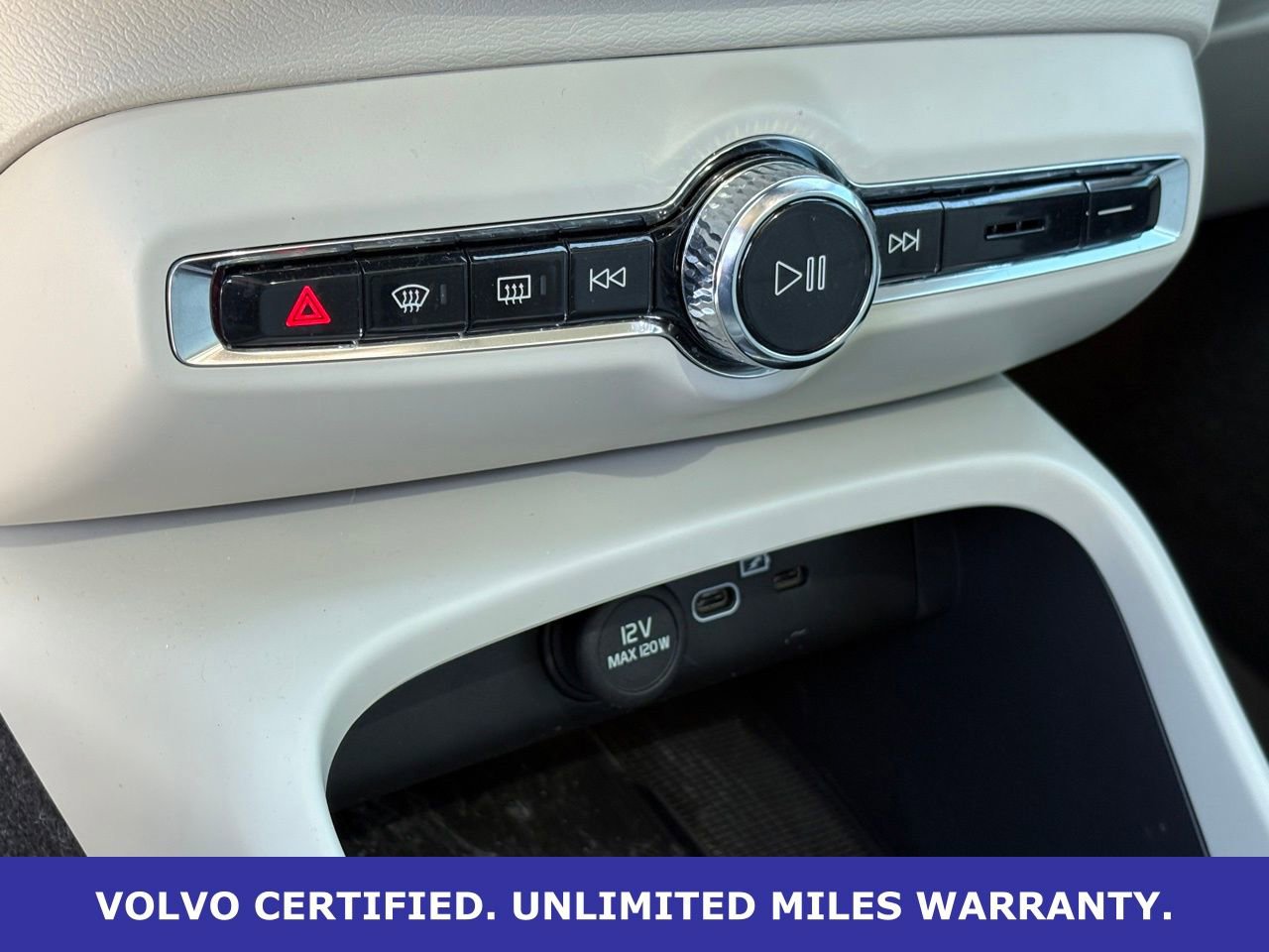 Certified 2024 Volvo XC40 B5 Ultimate w/ Protection Package Premier image 20