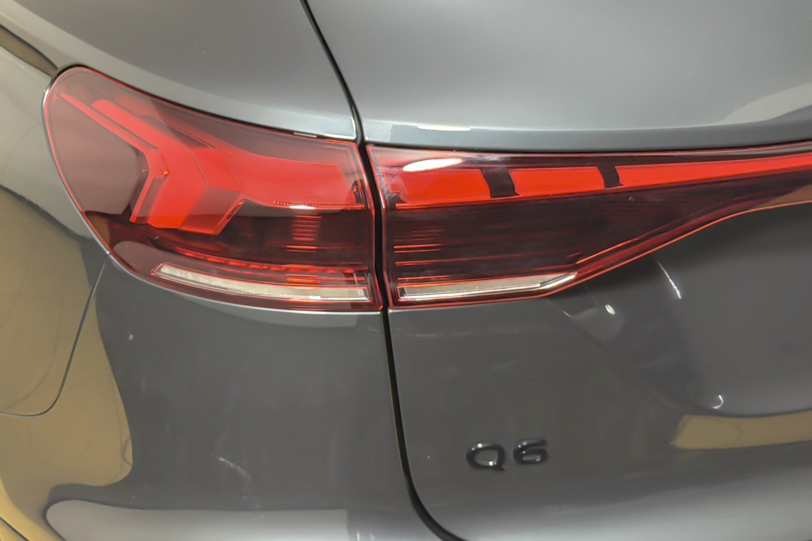 Used 2025 Audi Q6 e-tron Premium w/ Convenience Package RWD image 27