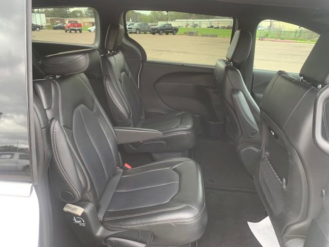 Used 2025 Chrysler Pacifica Select image 28