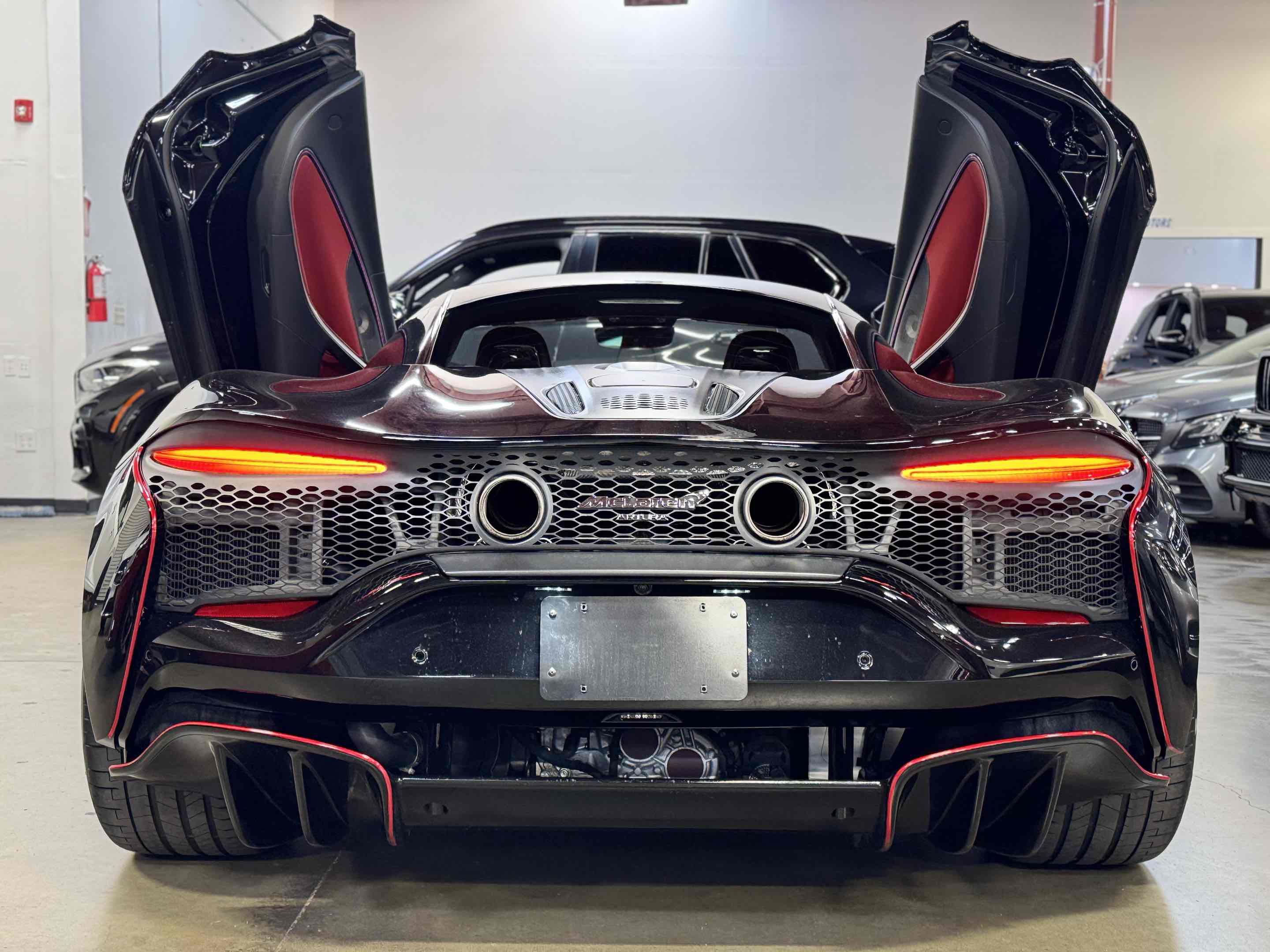 Used 2023 McLaren Artura image 16